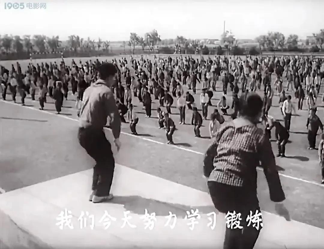 老电影海燕,老电影两个小足球队1956插曲