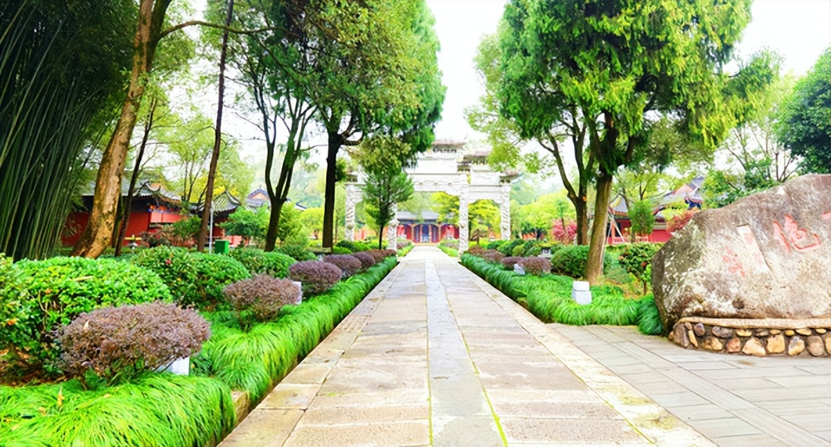 问道龙虎山，观“天下三绝”，“道教第一山”碧水丹霞入画来
