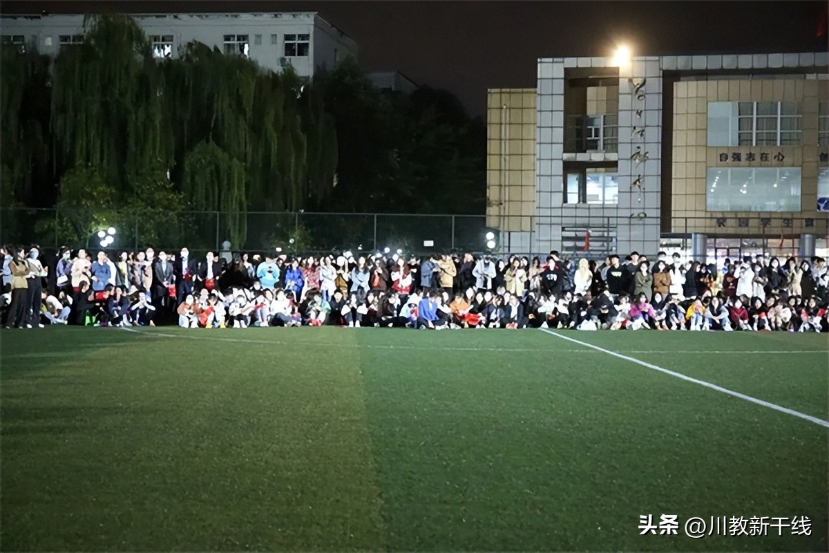 四川工商学院举行“祝福祖国”草坪歌舞秀