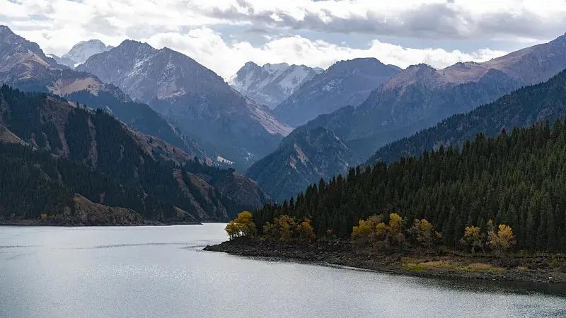 关于新疆天山天池的传说,神奇的美丽天山天池