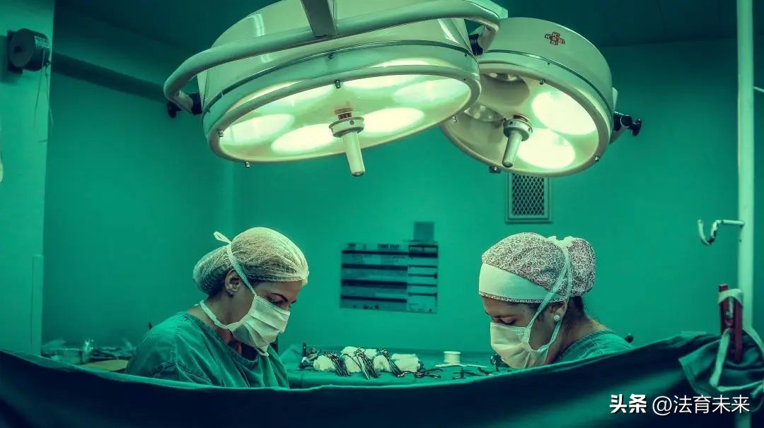 女子生完孩子体内遗留两块纱布！医院：我们将依法追究你的责任