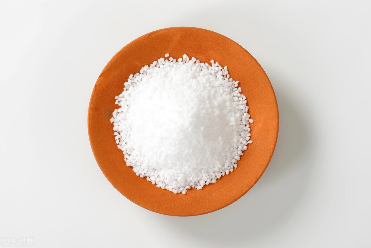 长期盐分摄入量过少会怎样,一天盐分摄入过多会怎么样