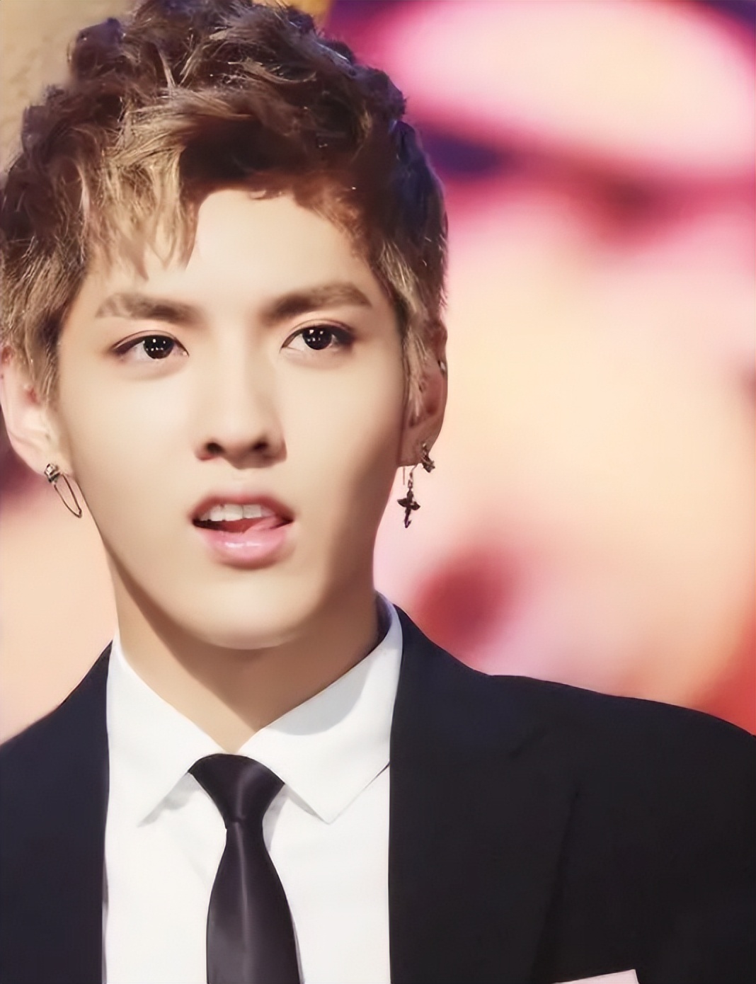 装清纯无辜把吴亦凡送进去，却被闺蜜爆料“身体交易”，一次35万