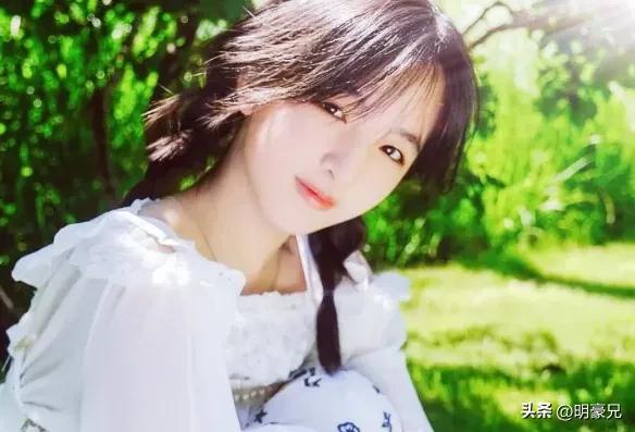 那年和女同事坐飞机，遭遇雷电惊魂，却意外牵手情缘