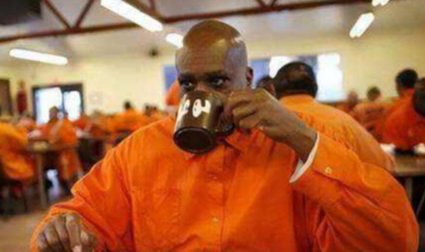 美国黑老大监狱“后宫”:女警投怀送抱,为他生5娃,每月收1.6万