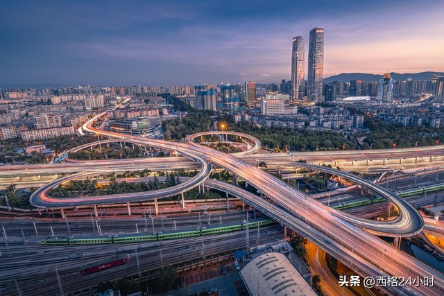 七八月之云南——旅游高峰的美丽诗篇，昆明凉爽天气获游客盛赞