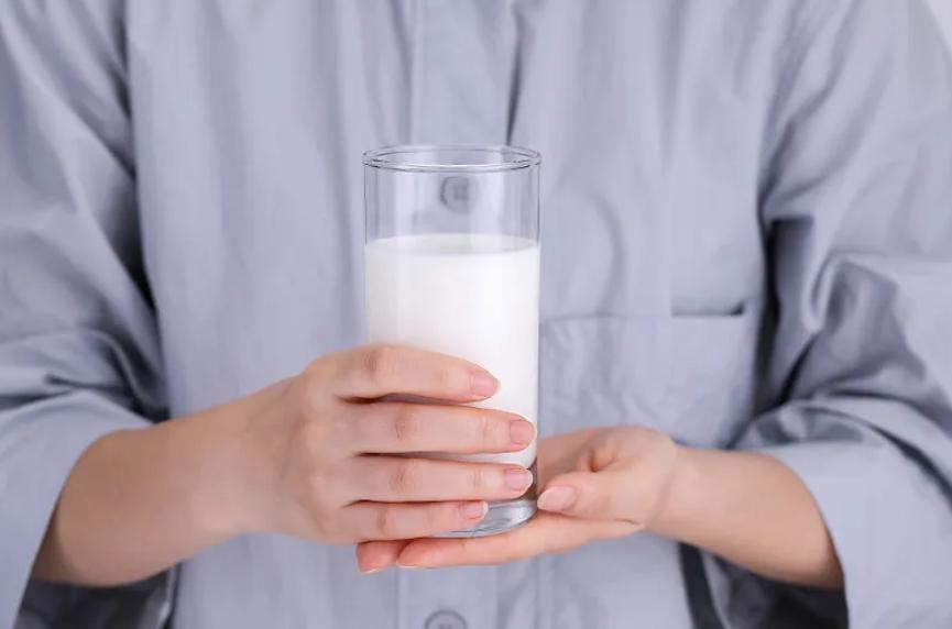 失眠睡前喝牛奶真的助眠吗,睡眠不好晚上喝牛奶能助眠吗