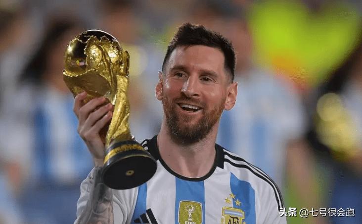 梅西慰问中国足球队,梅西国家队接受全场欢呼