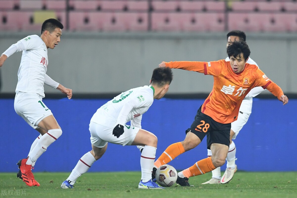 武汉队消息！曝1米89德甲前锋就位，6名球员离队，3名球员回归