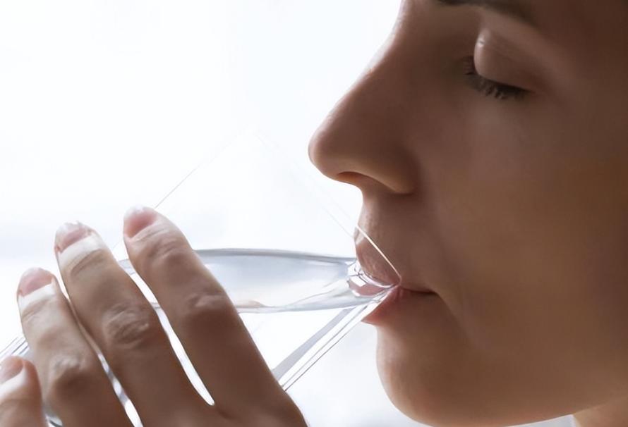 别以为晚上睡觉嘴发干是什么原因,夜晚睡觉嘴唇发干怎么回事