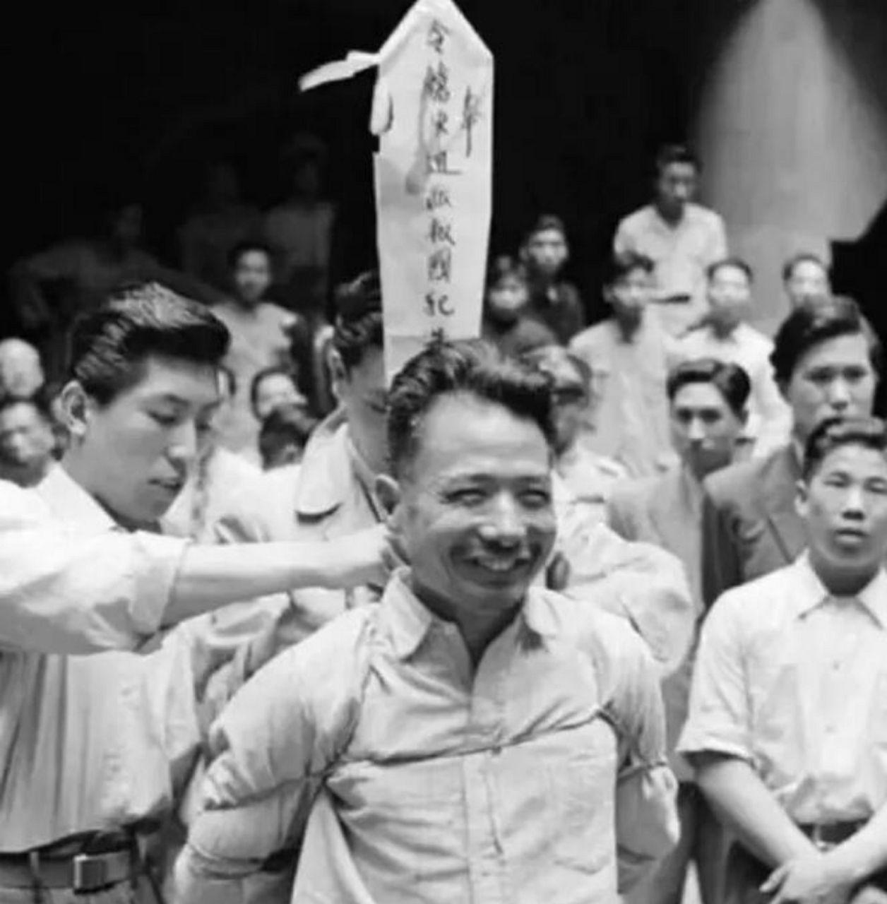 1957年，一数学老师突然被捕，公安问：你还记得被枪毙的银元犯吗