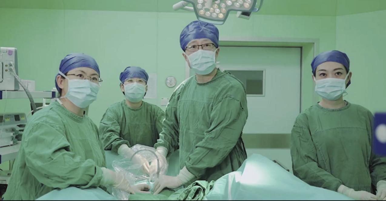 老人身体掉下“肉球”痛苦不已深圳医生:别怕,我们来帮您