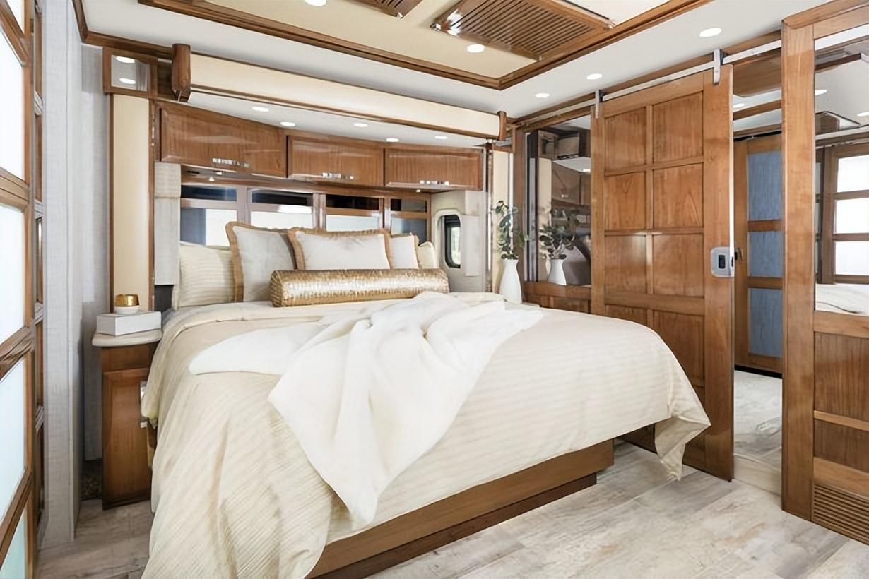 双层超豪华顶级房车旅行生活,最豪华房车和最简陋房车