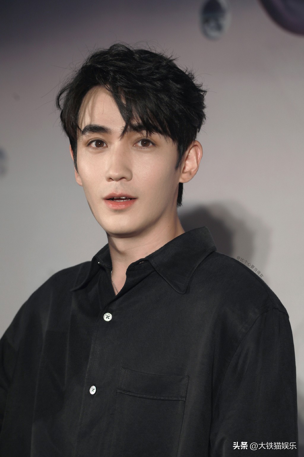 穿黑衬衫好看的人,穿黑衬衫的帅气男人