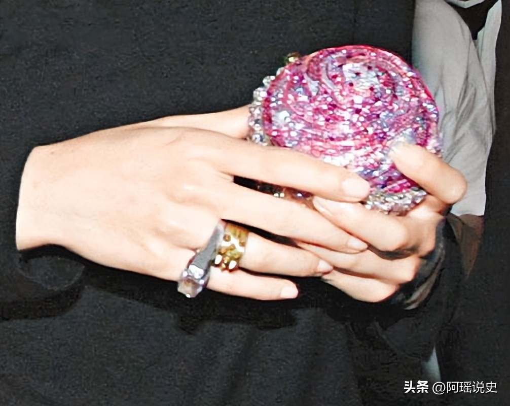 表面是普通女星实际是富豪千金,盘点娱乐圈中家世显赫的五位女星