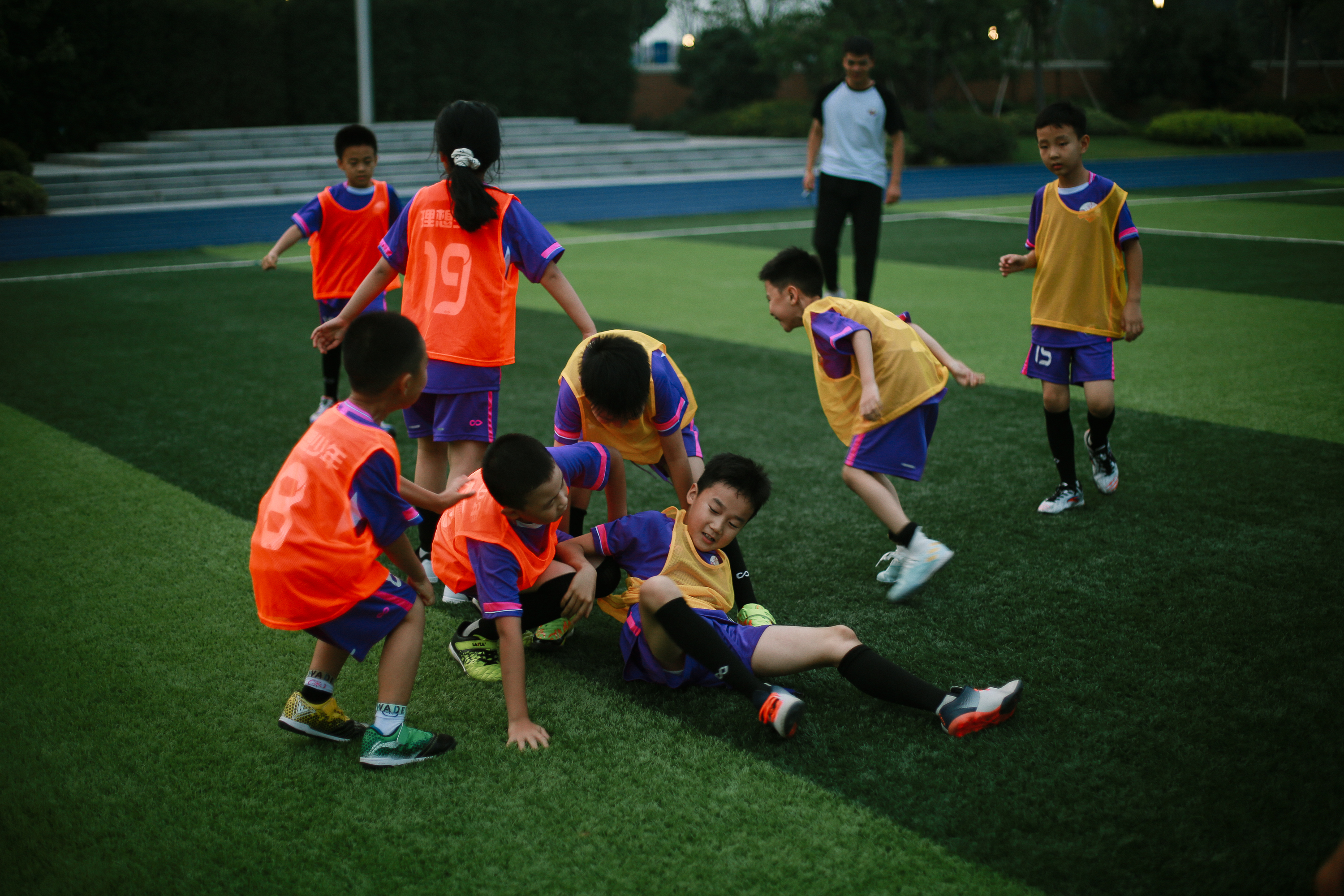 刚入足球队,刚入门踢球