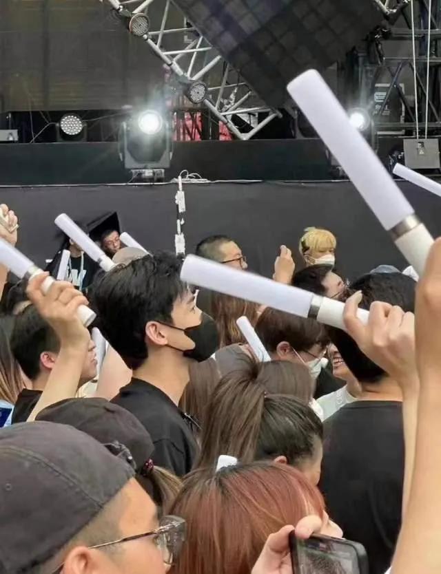 网友五月天演唱会偶遇白敬亭,鸟巢直播现场看见白敬亭