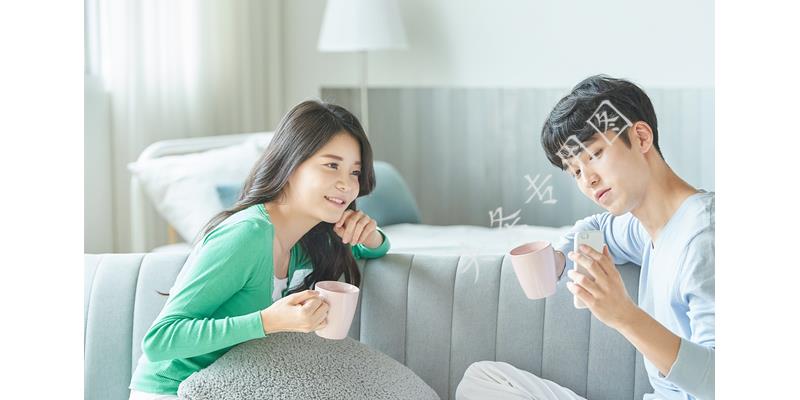 未婚老伴工资12500，却说只有2500，儿子告诉我真相我哭了