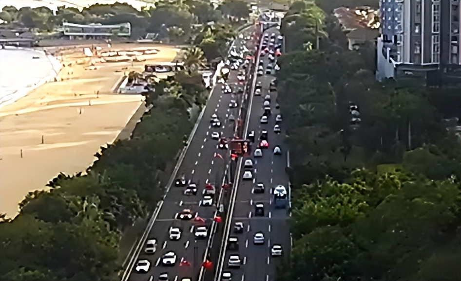 女市民肾结石发作交警紧急送医,女子路上肾结石肚子疼