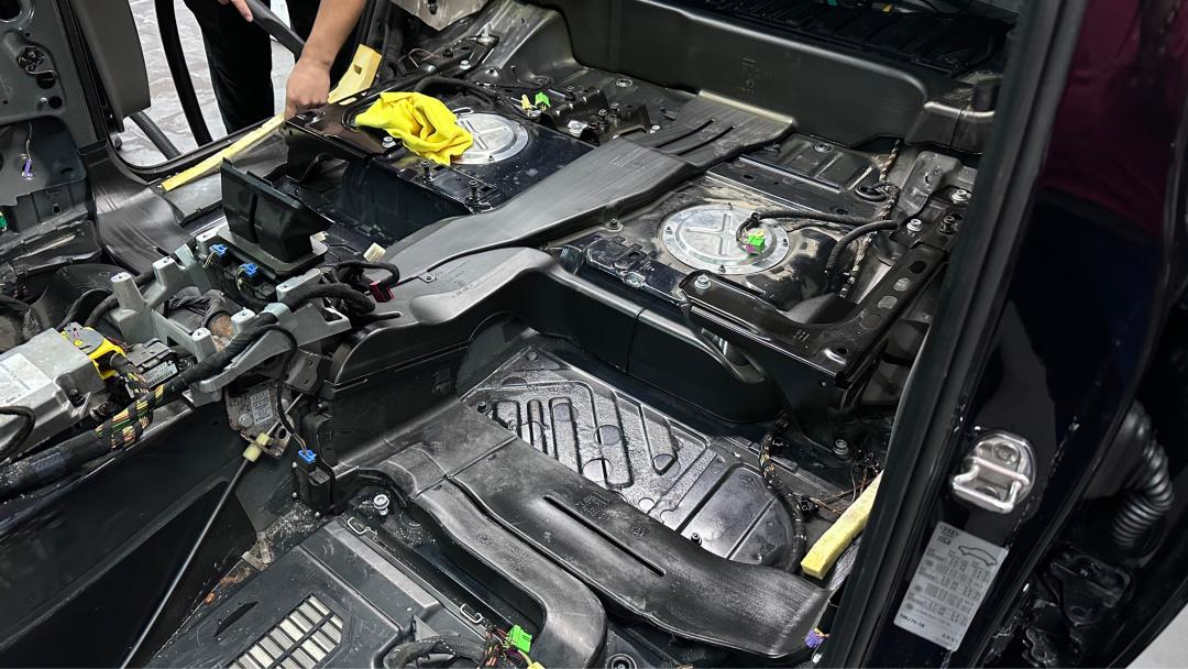 奥迪q7报废厂,老款奥迪q7出车祸