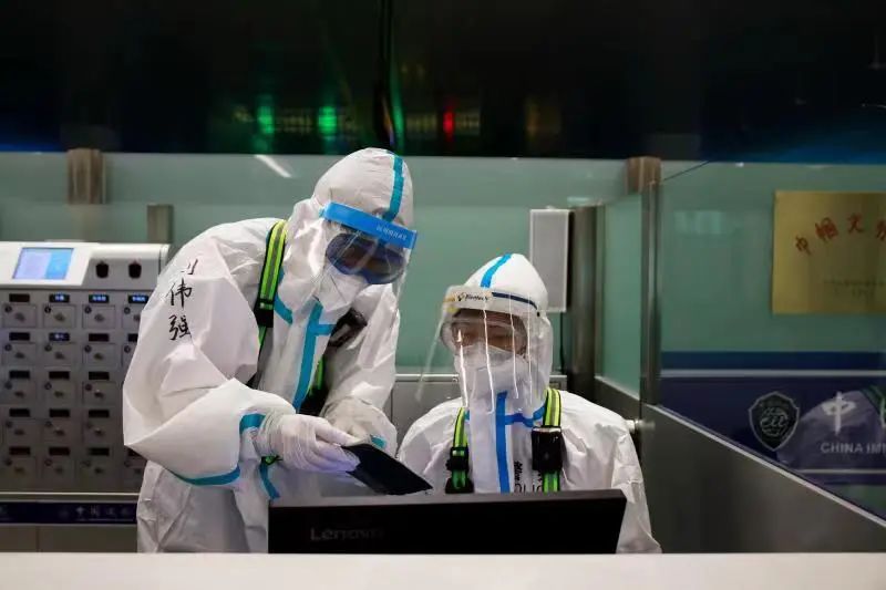 在武汉口岸,他时常与病毒不到一米的距离