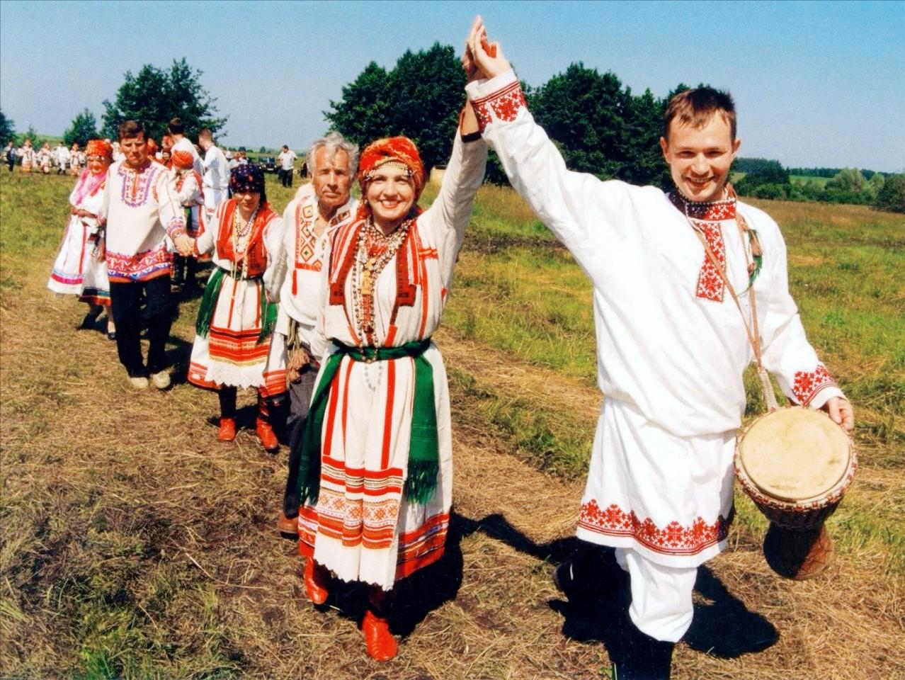 中国俄罗斯族，1.5万人，一头金发高鼻梁深眼窝，一口流利普通话