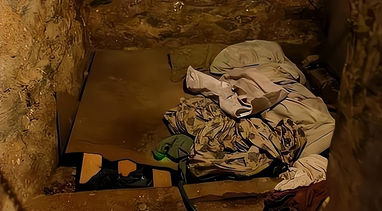 表妹发现表哥偷看小书，当着亲属的面揭露，表哥恼羞成怒引发悲剧