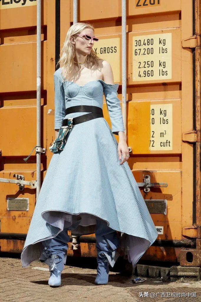 那些秀场上的“丑”鞋子