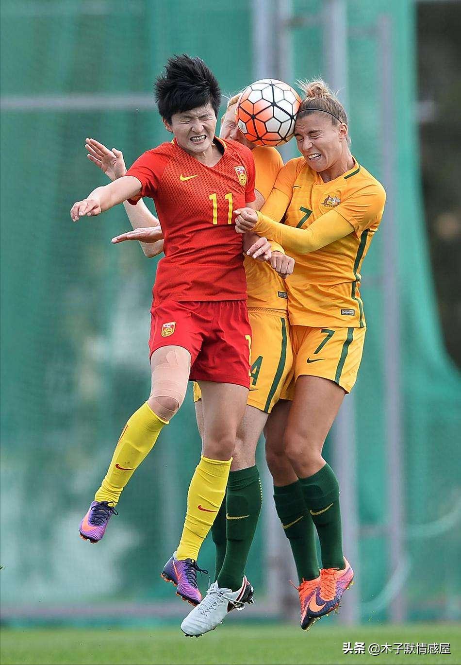 十年前，女足姑娘中有人经济窘迫得捡矿泉水瓶卖钱