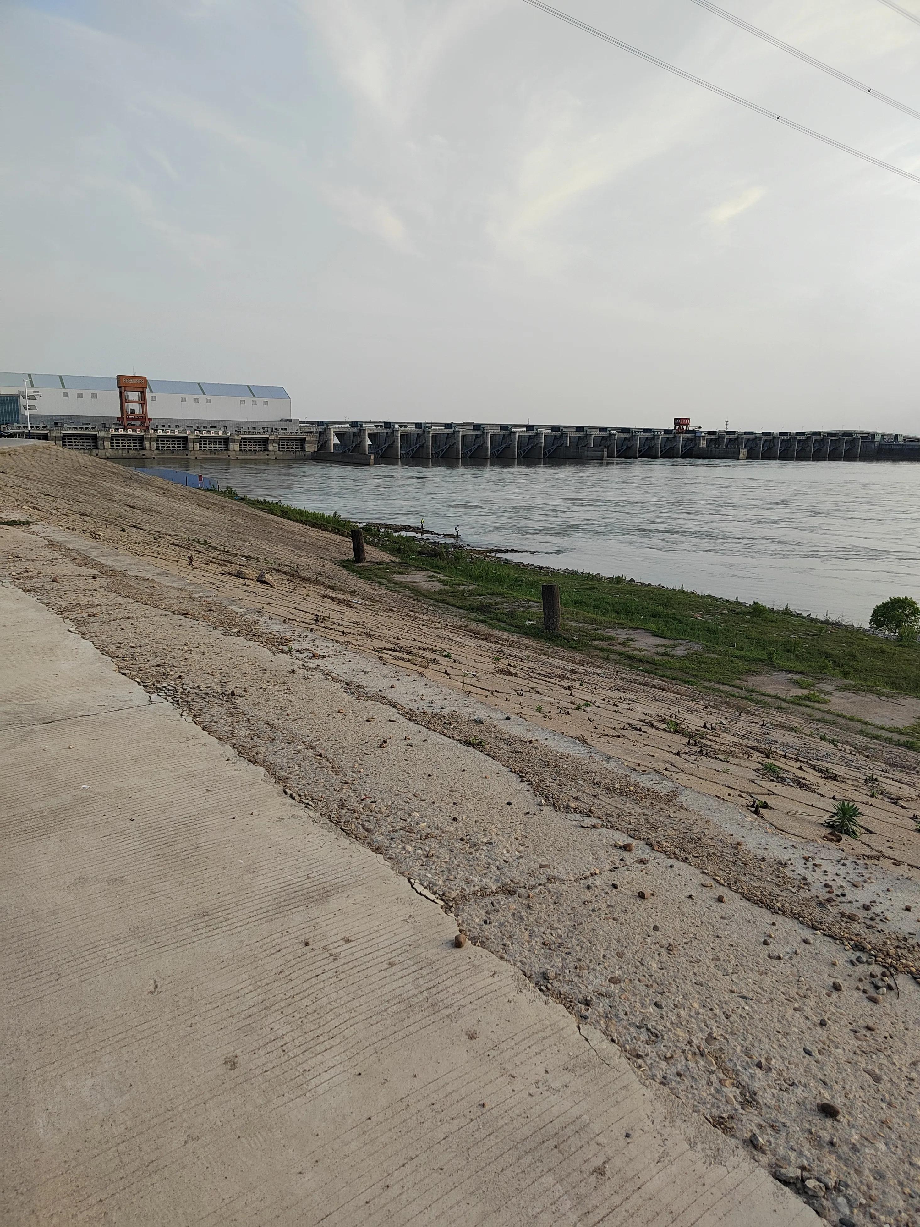 路亚一直打一个坑可以吗,路亚滑漂到底是不是坑