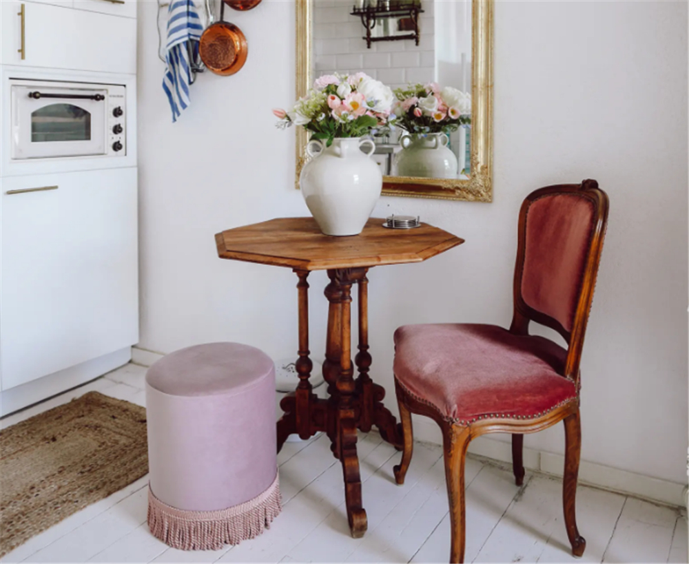 31岁“大姑娘”买下23㎡蜗居，小家切两半做客厅卧室：也太舒服了