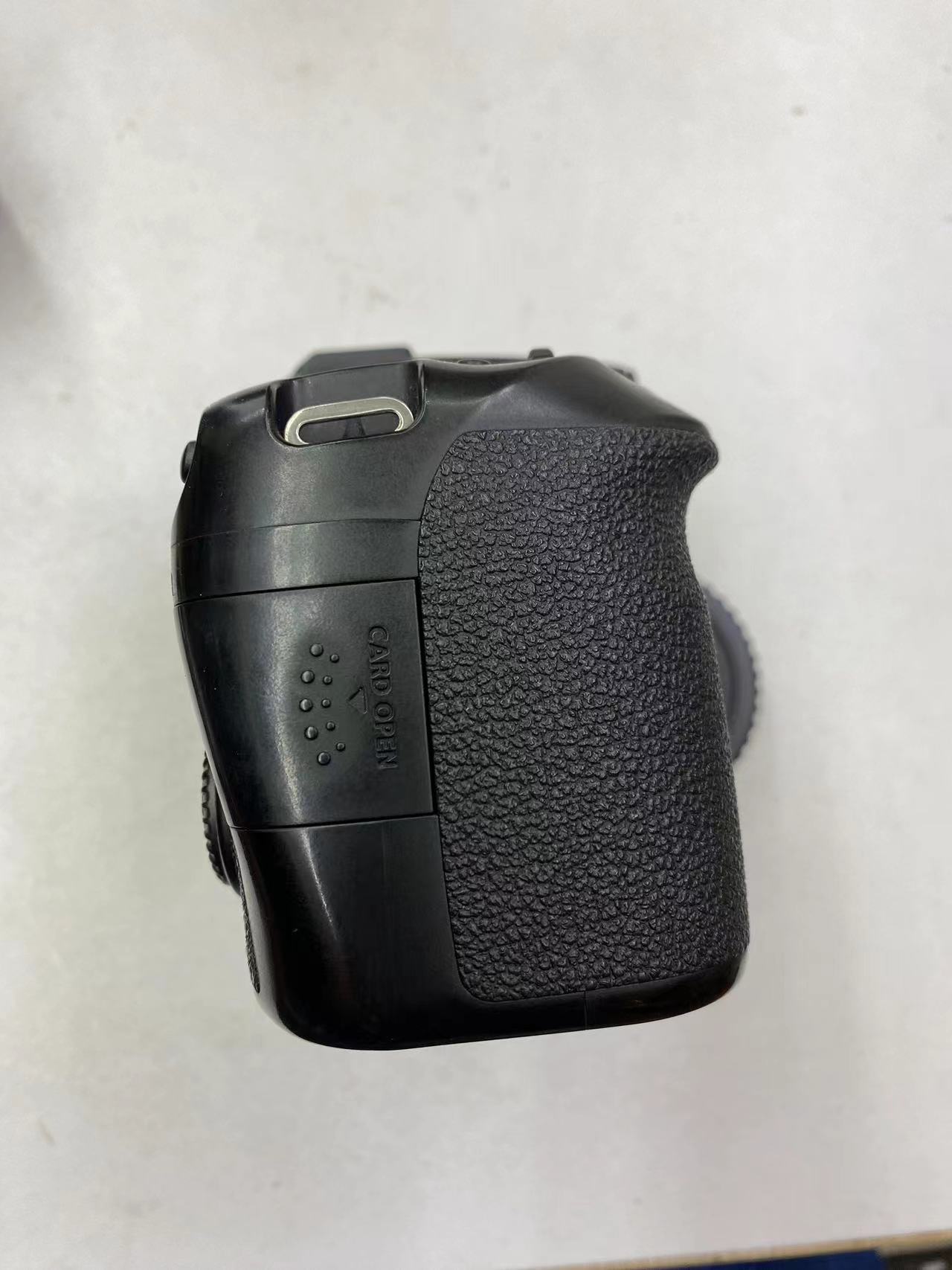 帮小妹妹挑选苹果手机,帮妹妹拿了一台华为手机