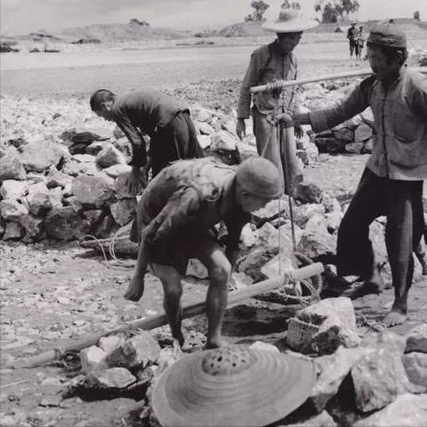 老人生日宴上儿女听完立刻报警,91岁的老人忽然说胡话