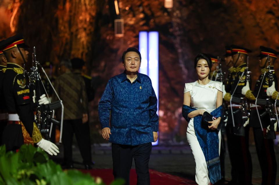 韩第一夫人真拼！峰会结束回国就营业，换新造型欢迎沙特王储真美