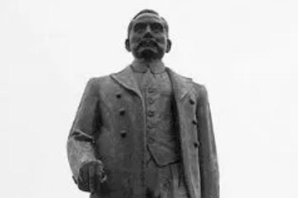 他被老蒋视为“国师”，重庆谈判对伟人出言不逊，领袖这样回应