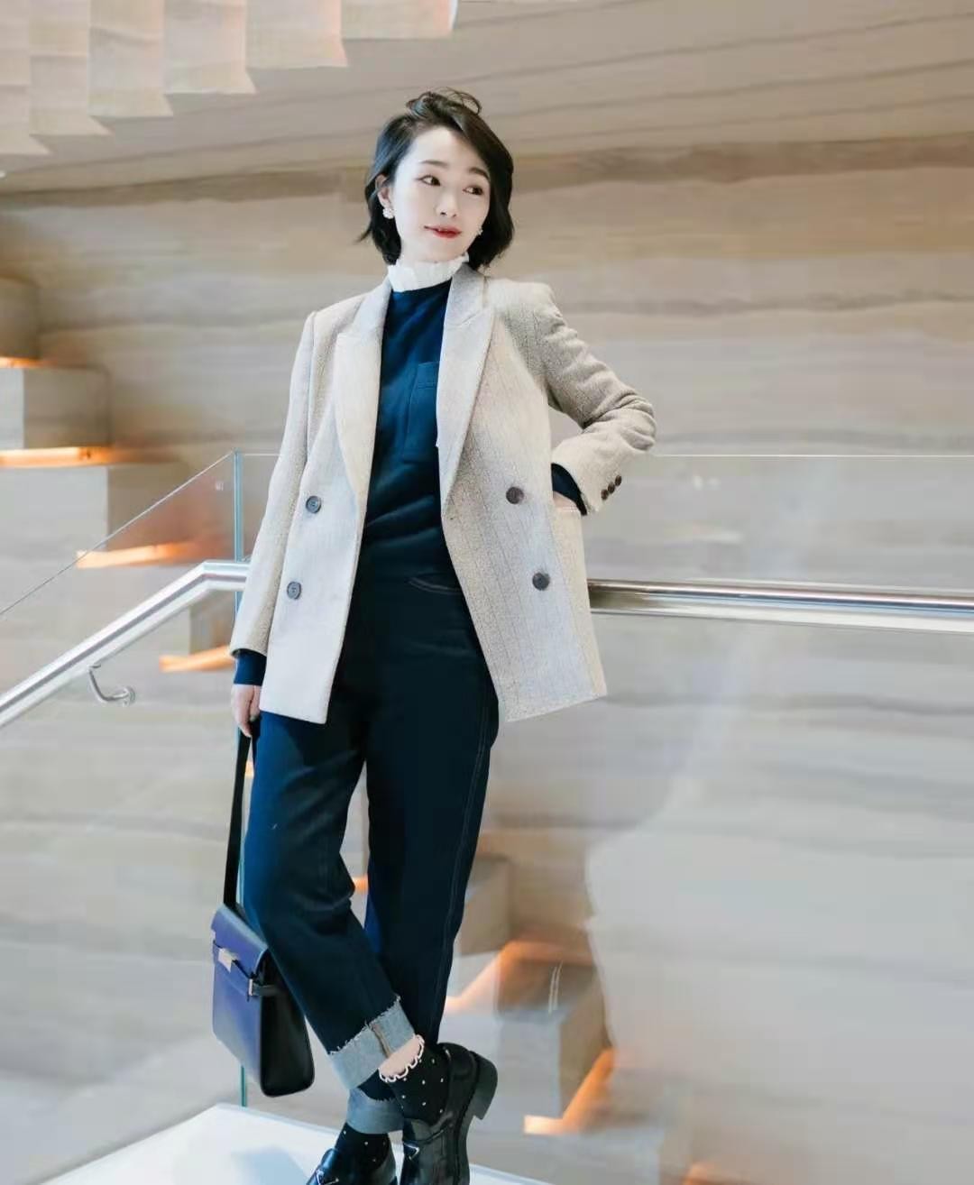 羊羔毛外套中年妈妈款,羊羔毛外套秋冬如何搭配才能显瘦