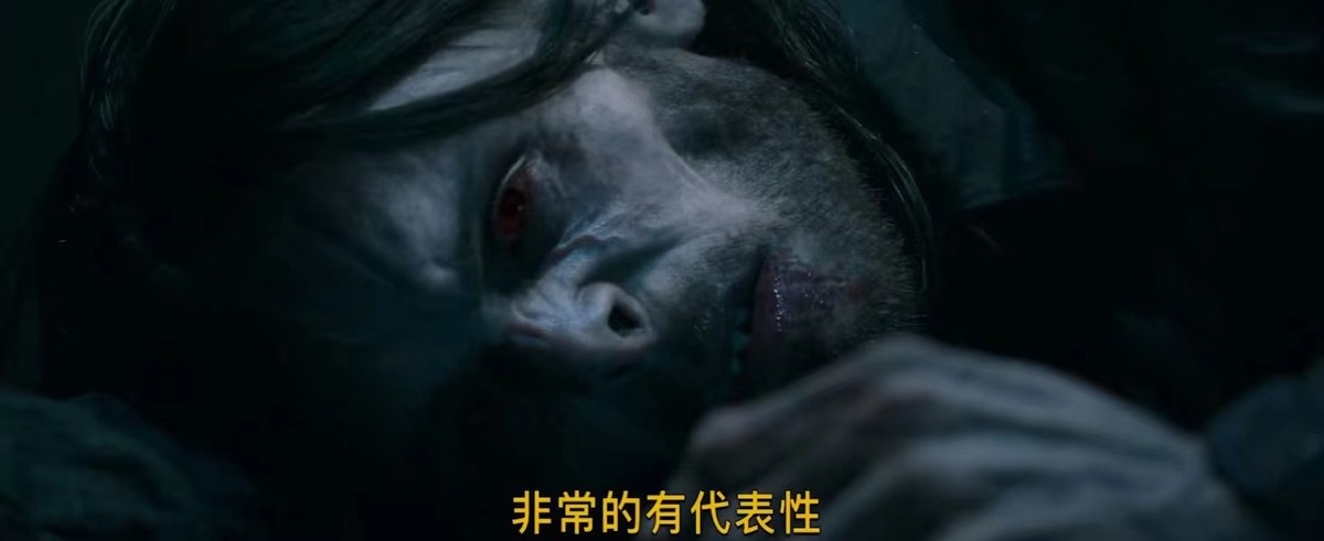 50岁的莱托少爷格子西装现身时装周，穿着喇叭裤，还涂蓝色指甲油