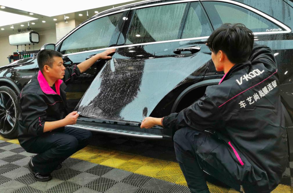 贴完膜里面的小水泡会消失吗,汽车刚贴完膜里面有水泡怎么办