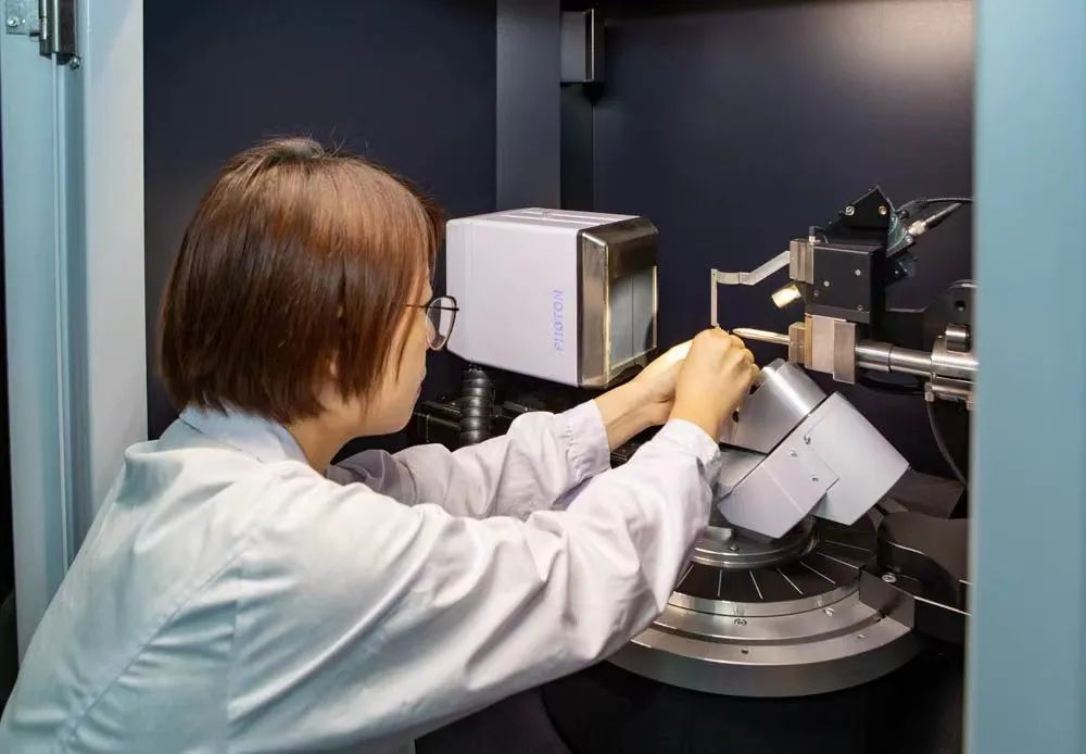 月亮上真有“嫦娥”：中国首次在月球上发现新矿物，成世界第三个发现月球新矿物国家，是天体矿物学重大突破