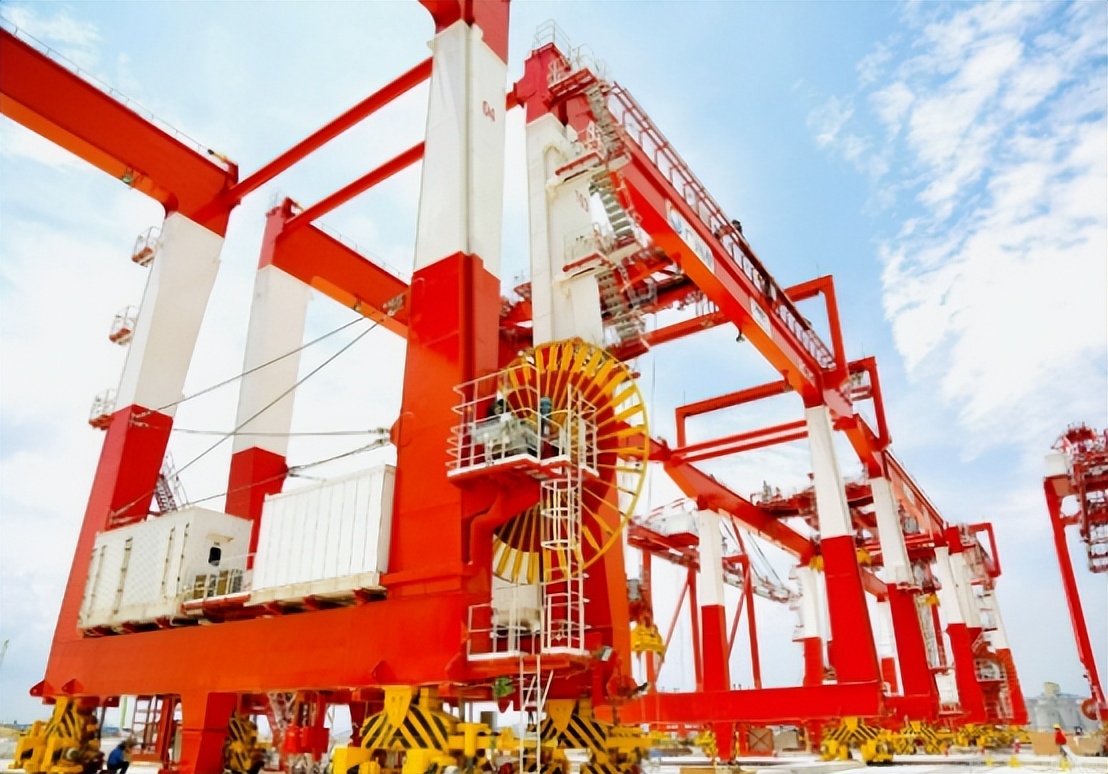 从被西方*锁封**到垄断美国90%市场,登顶世界第一,振华重工凭啥?