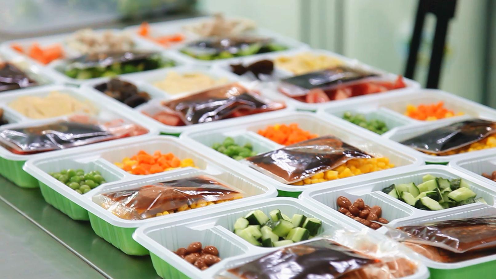 90后小伙辞职卖菜2个月赚18.5万，3个人加工生鲜半成品，忙不过来