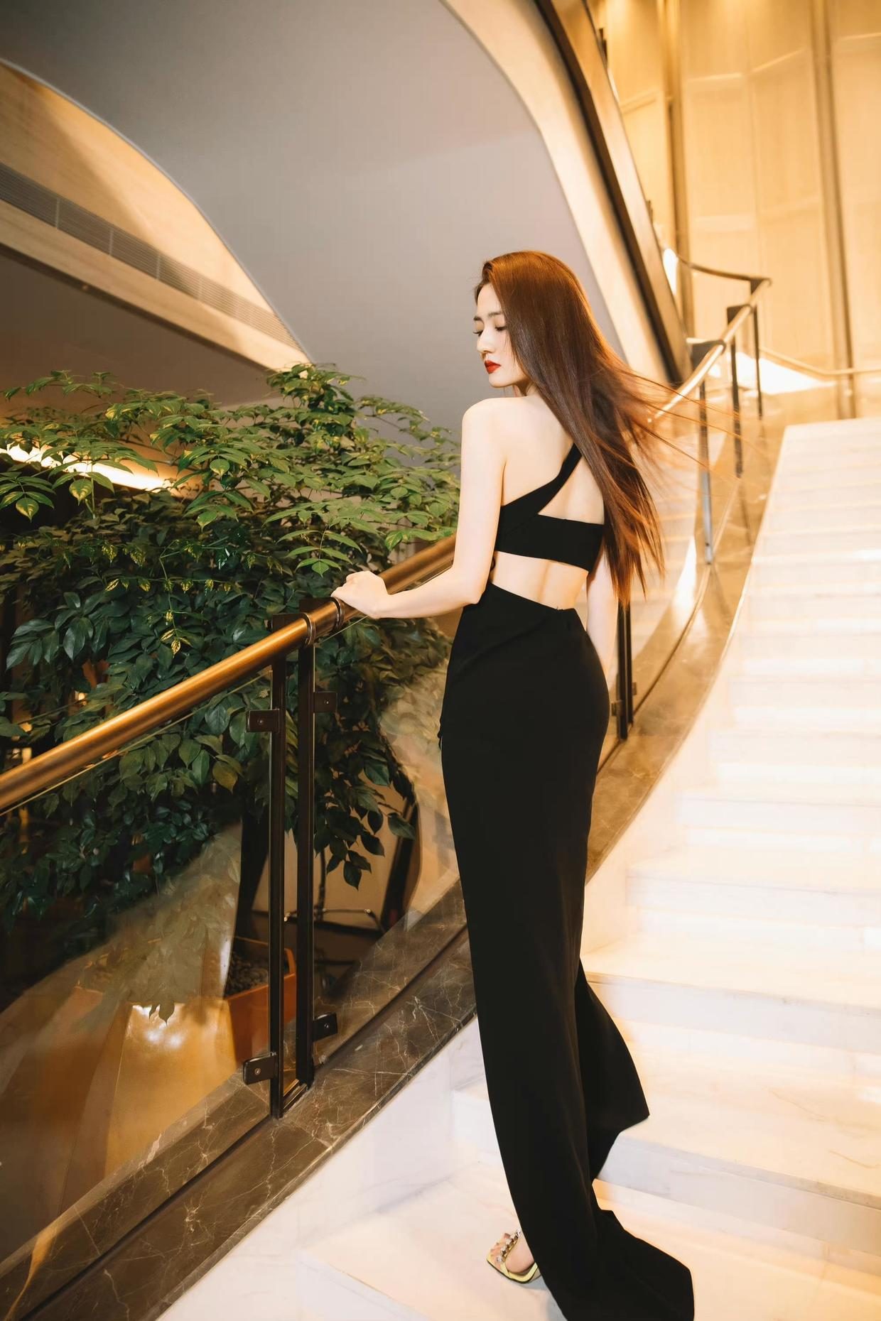 徐璐红毯吊带黑长裙造型,徐璐一袭长裙惊艳十足