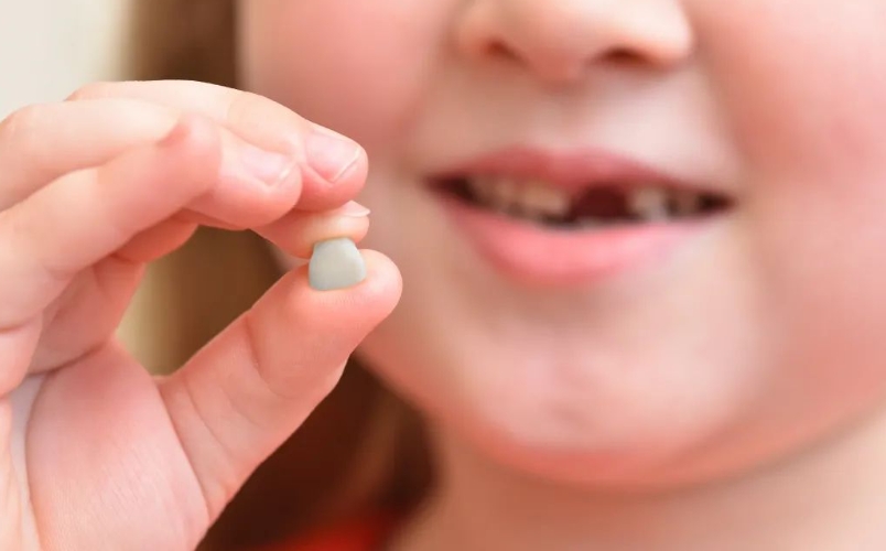 牙齿意外松动最佳补救方法,牙齿意外碎裂怎么处理