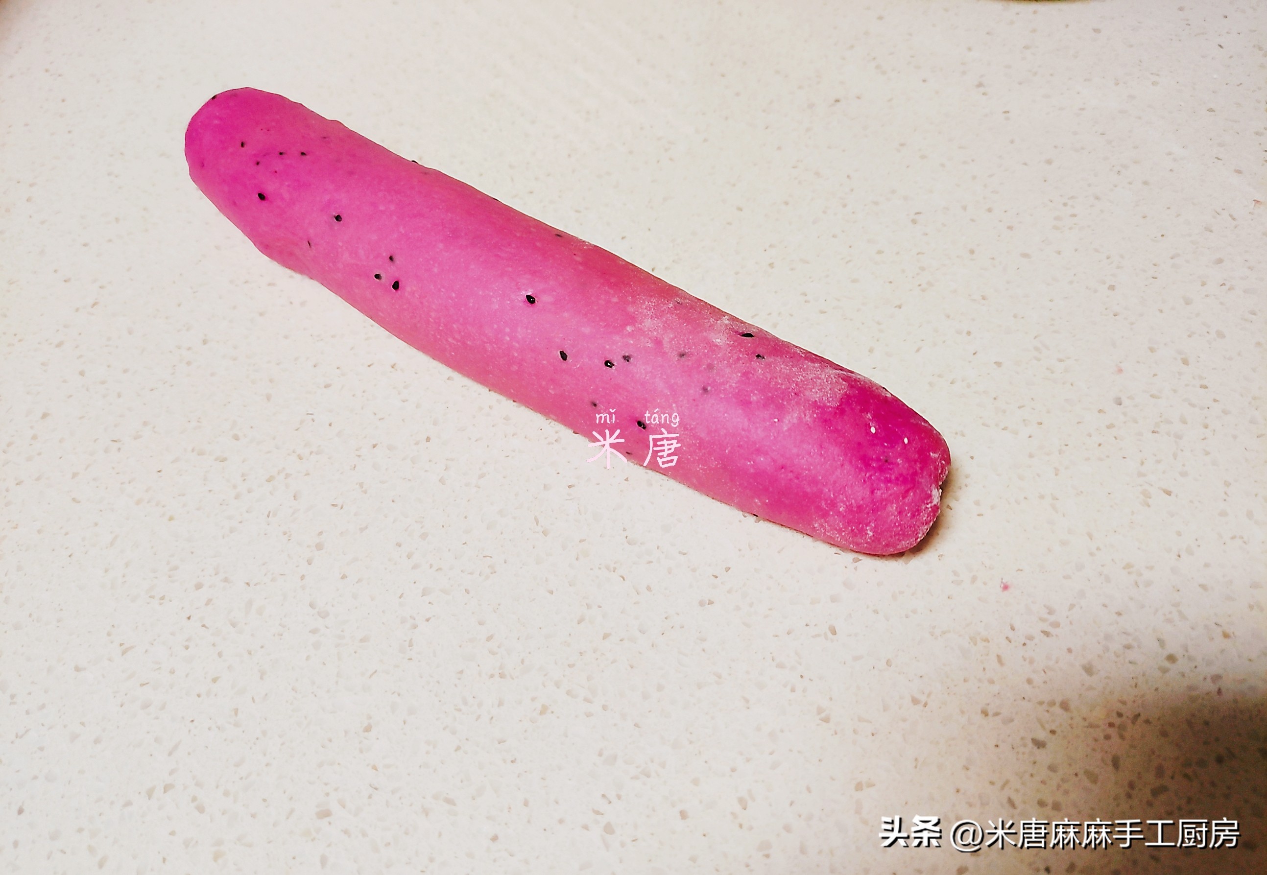 米唐麻麻玩转面团：#吐司日记#火龙果蔓越莓乳酪吐司