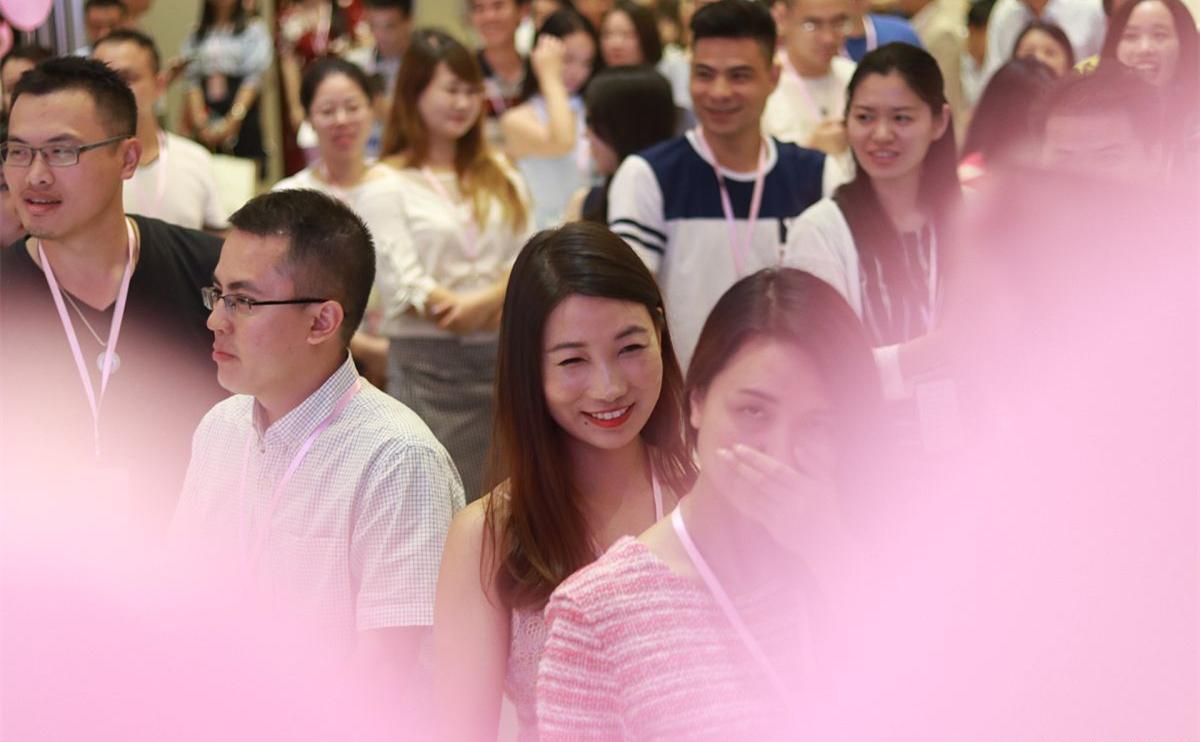 去武汉出差，同学小姨子热情招待我，与她发生幸福的事