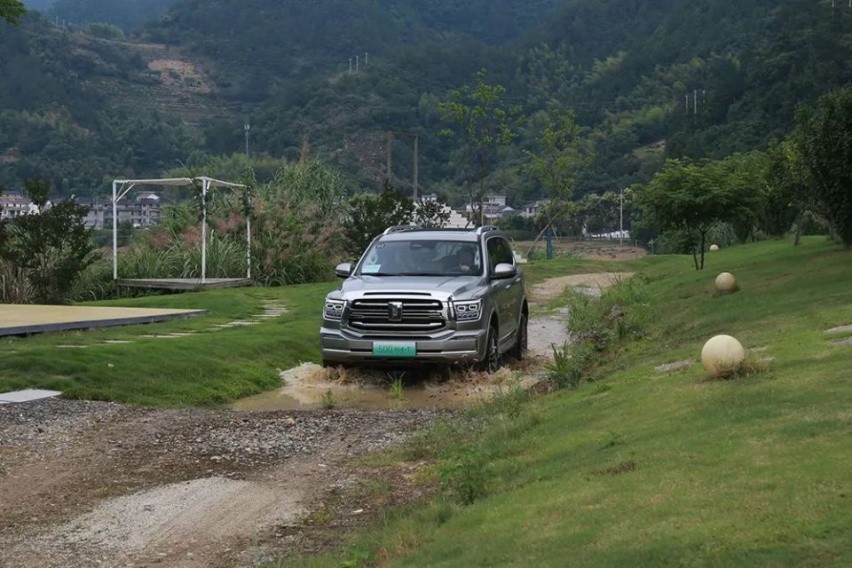 硬派越野油电双降坦克500Hi4-T诠释越野新能源SUV新“奥义”