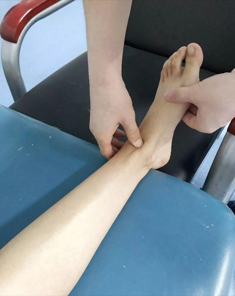 偏瘫后足内翻严重怎么康复锻炼,偏瘫患者足内翻康复训练视频