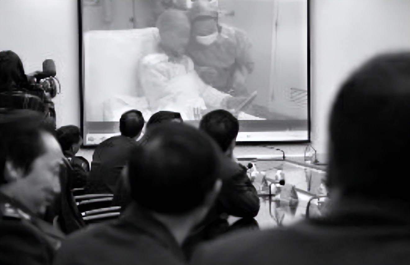 2015年，西安43岁母亲把子宫移植给女儿，4年后，诞下一健康男婴