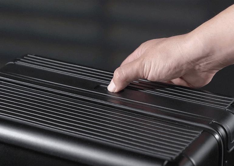 从明星到大咖，为何大家都喜爱“箱包界的苹果”？