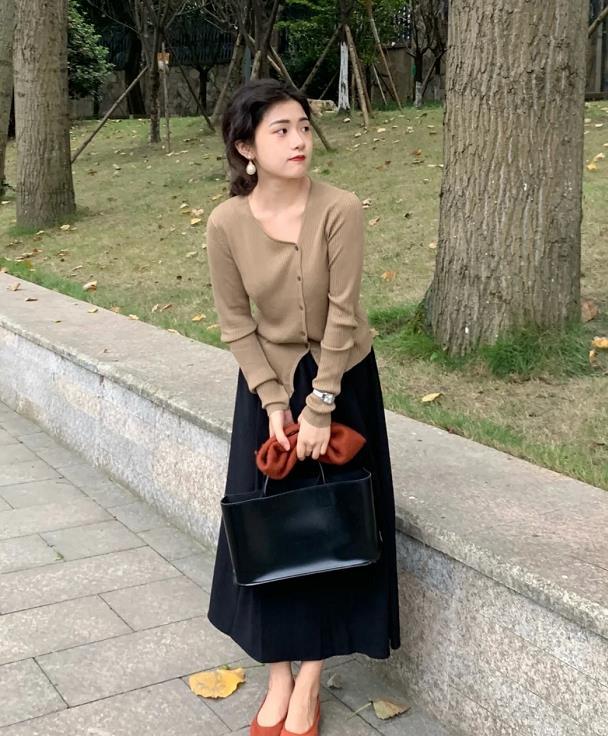 卡其色的配色干净又洋气,卡其色和什么颜色配色最好看